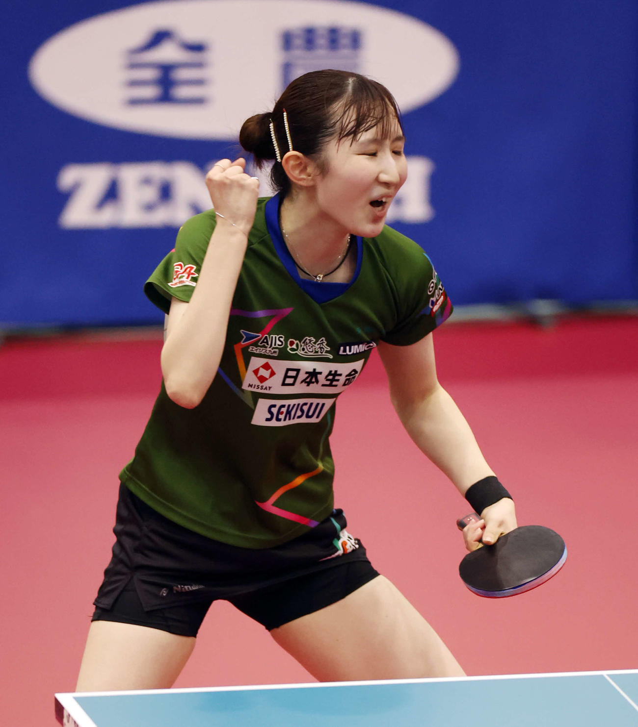 女子シングルス決勝　優勝を決め、ガッツポーズする早田（撮影・宮地輝）