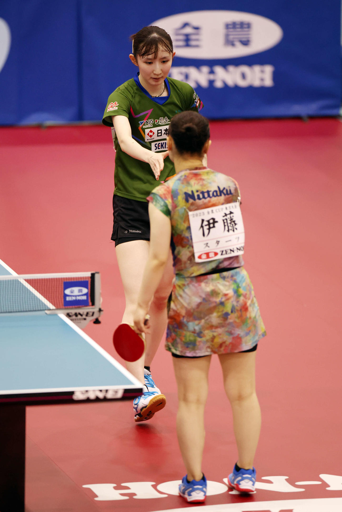 女子シングルス決勝　優勝を決め、伊藤（手前）と握手する早田（撮影・宮地輝）
