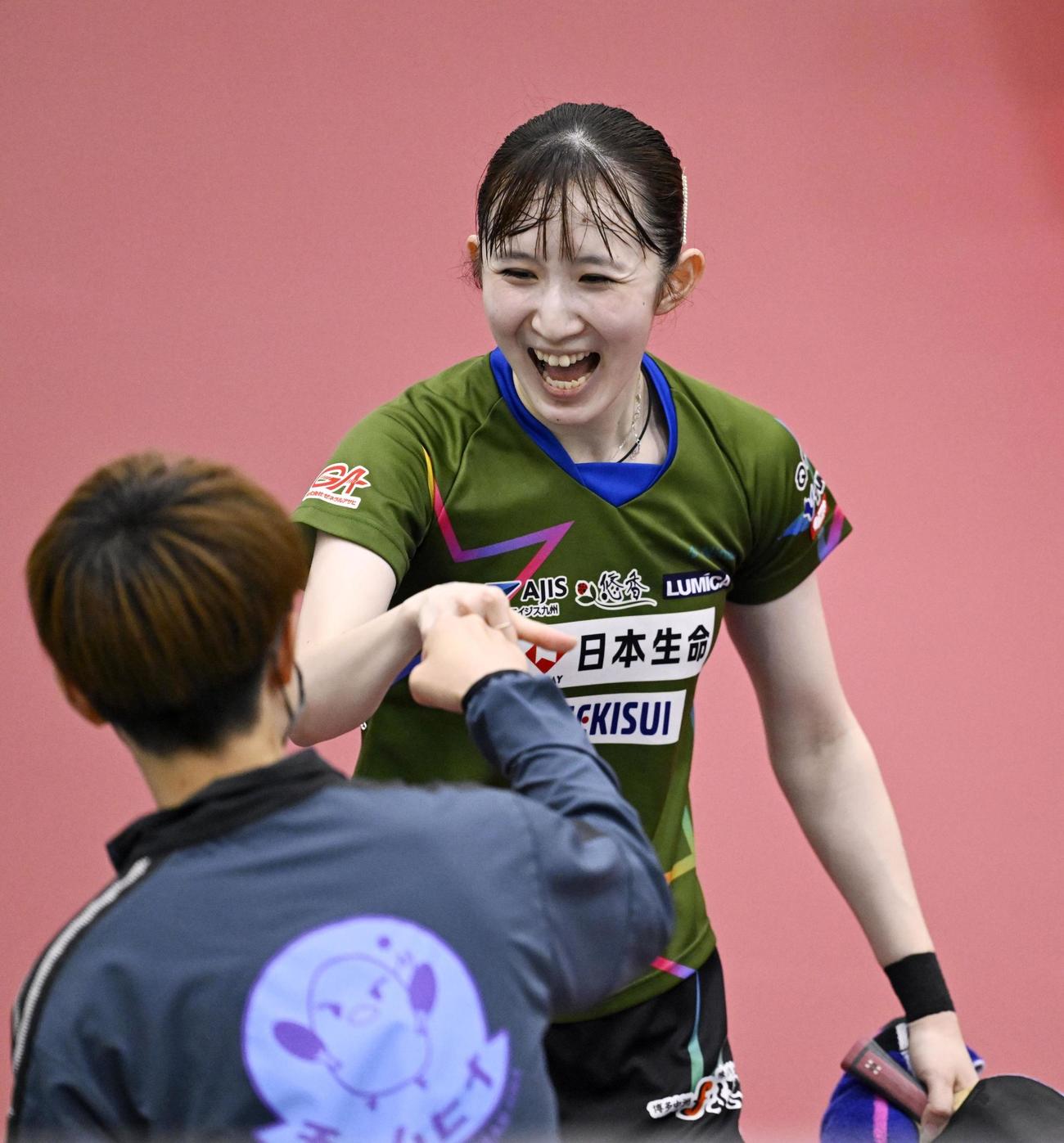 女子シングルス決勝で伊藤美誠を破って優勝し、喜ぶ早田ひな（共同）