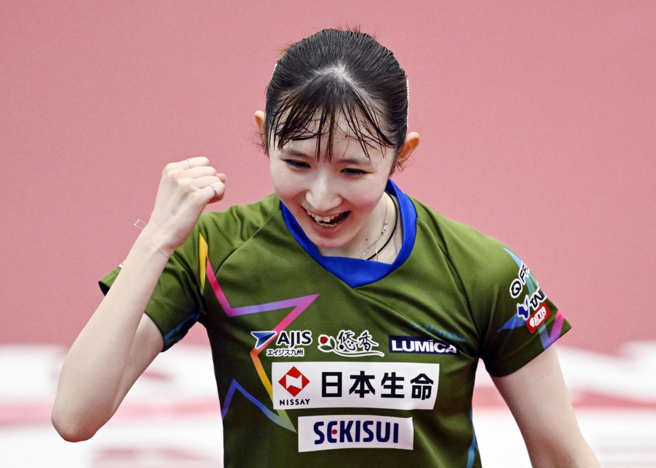 女子シングルス決勝で伊藤美誠を破って優勝し、ガッツポーズする早田ひな（共同）
