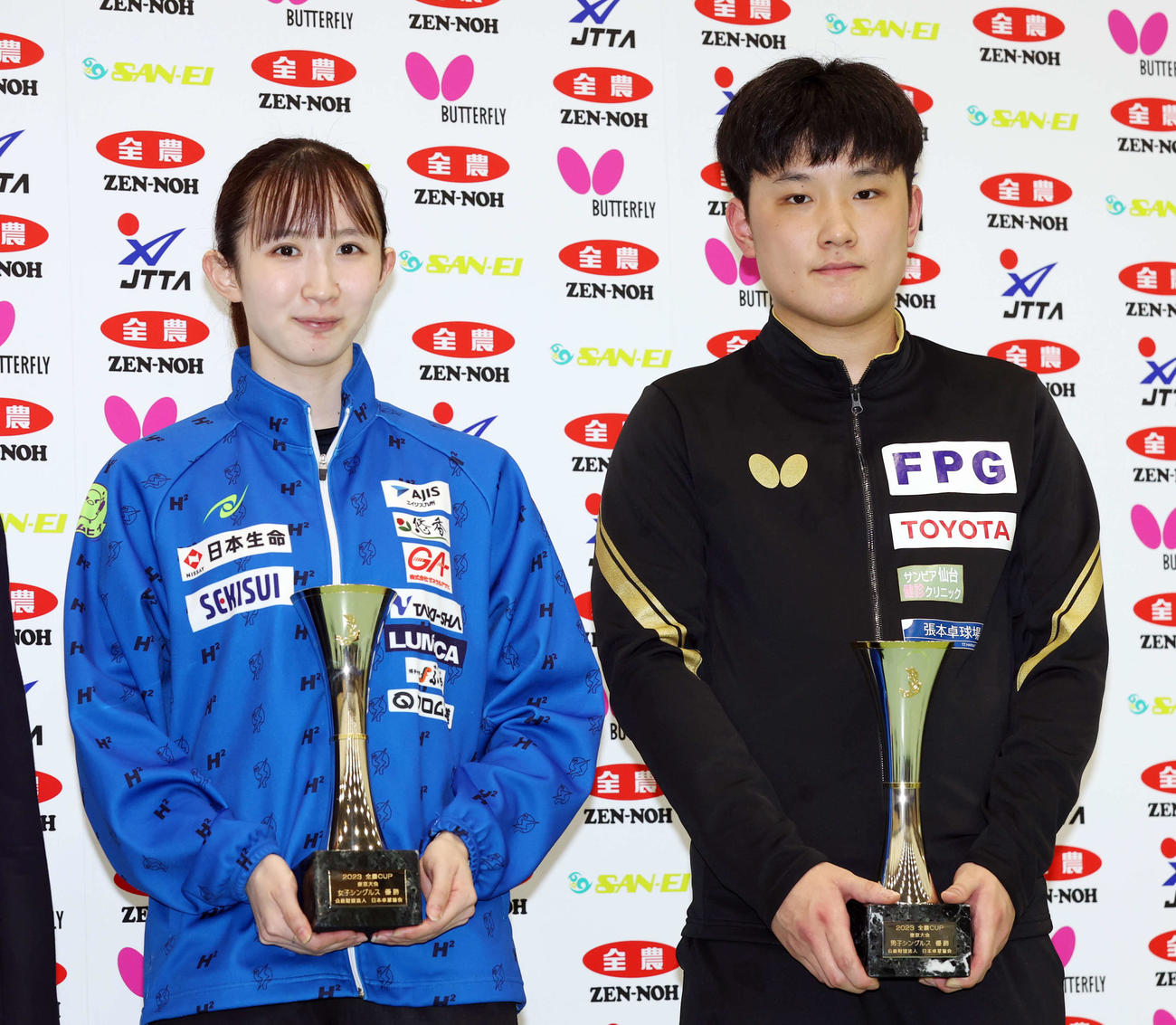 優勝トロフィーを手に記念撮影する早田（左）と張本（撮影・宮地輝）