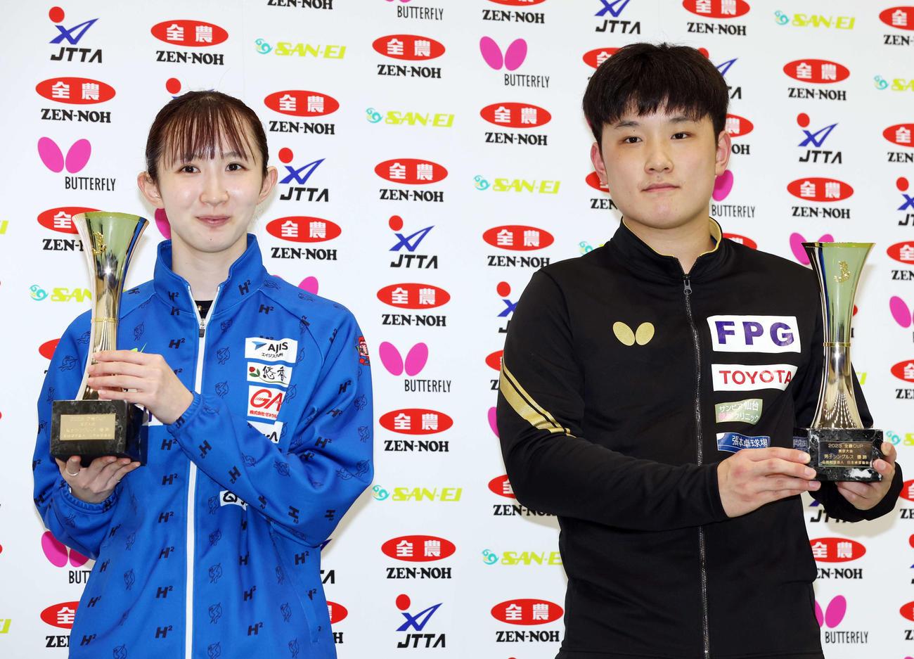 優勝トロフィーを手に記念撮影する早田（左）と張本（撮影・宮地輝）