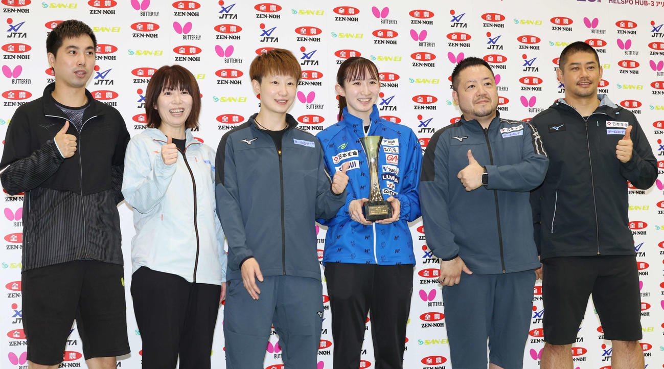 優勝トロフィーを手に関係者と記念撮影する早田（左から4人目）（撮影・宮地輝）