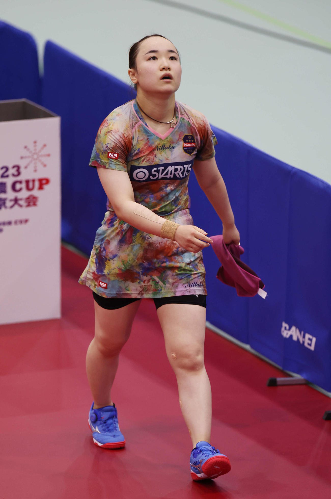 女子シングルス決勝　2ゲーム目を奪われ、上を向く伊藤（撮影・宮地輝）