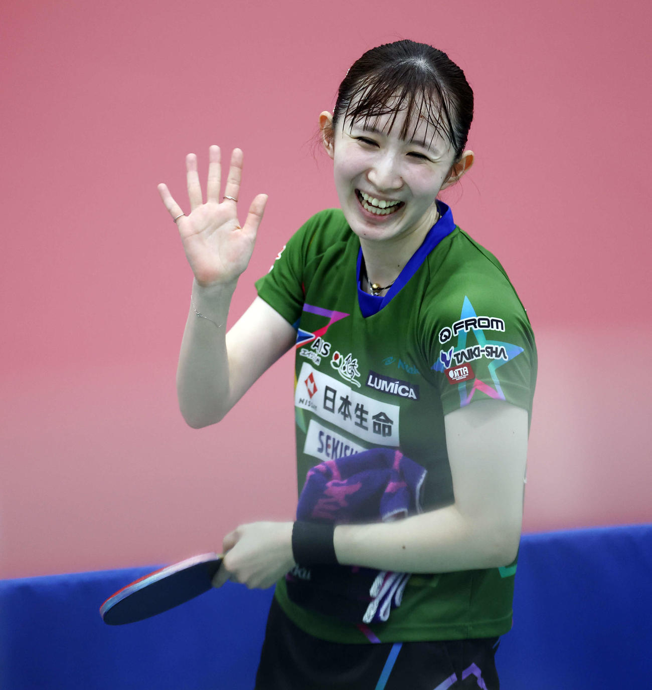 女子シングルス決勝　優勝を決め、笑顔で手を振る早田（撮影・宮地輝）