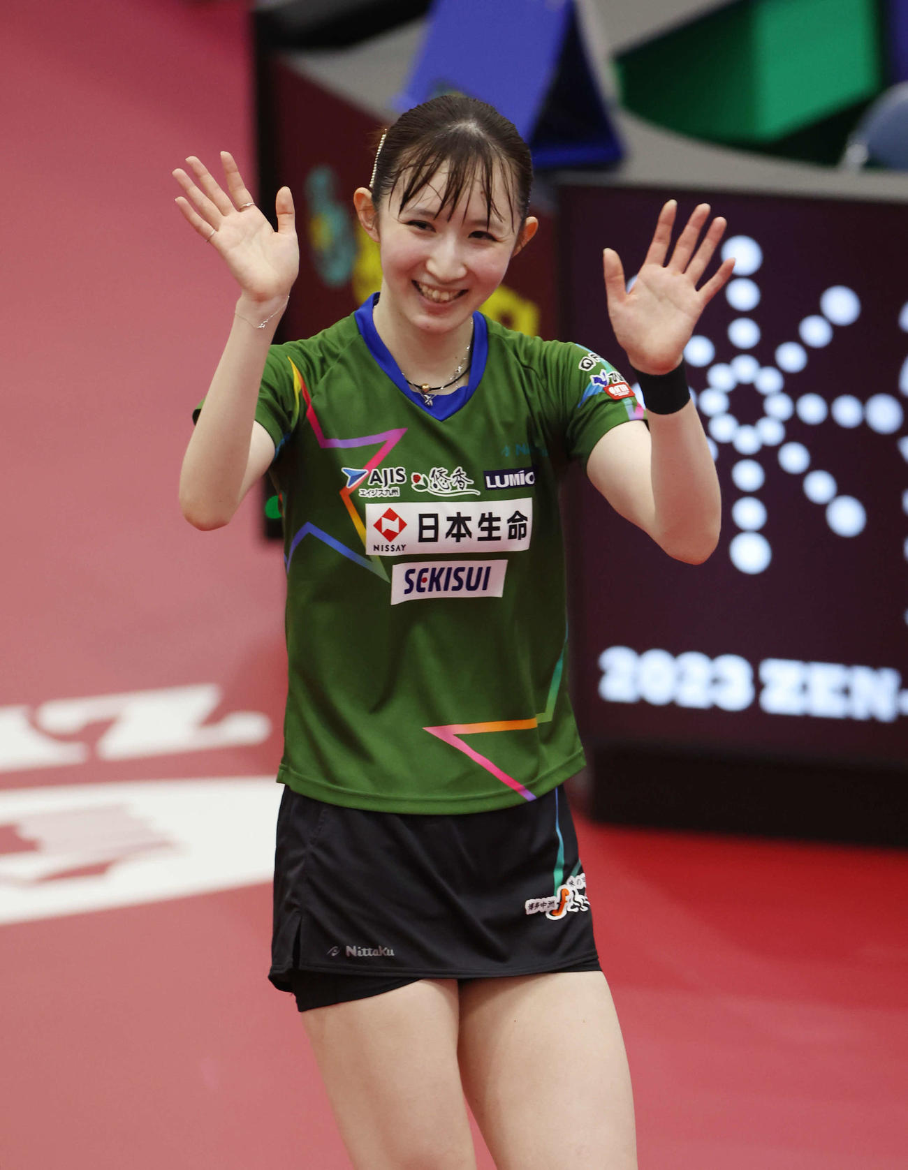 女子シングルス決勝　優勝を決め、笑顔で手を振る早田（撮影・宮地輝）