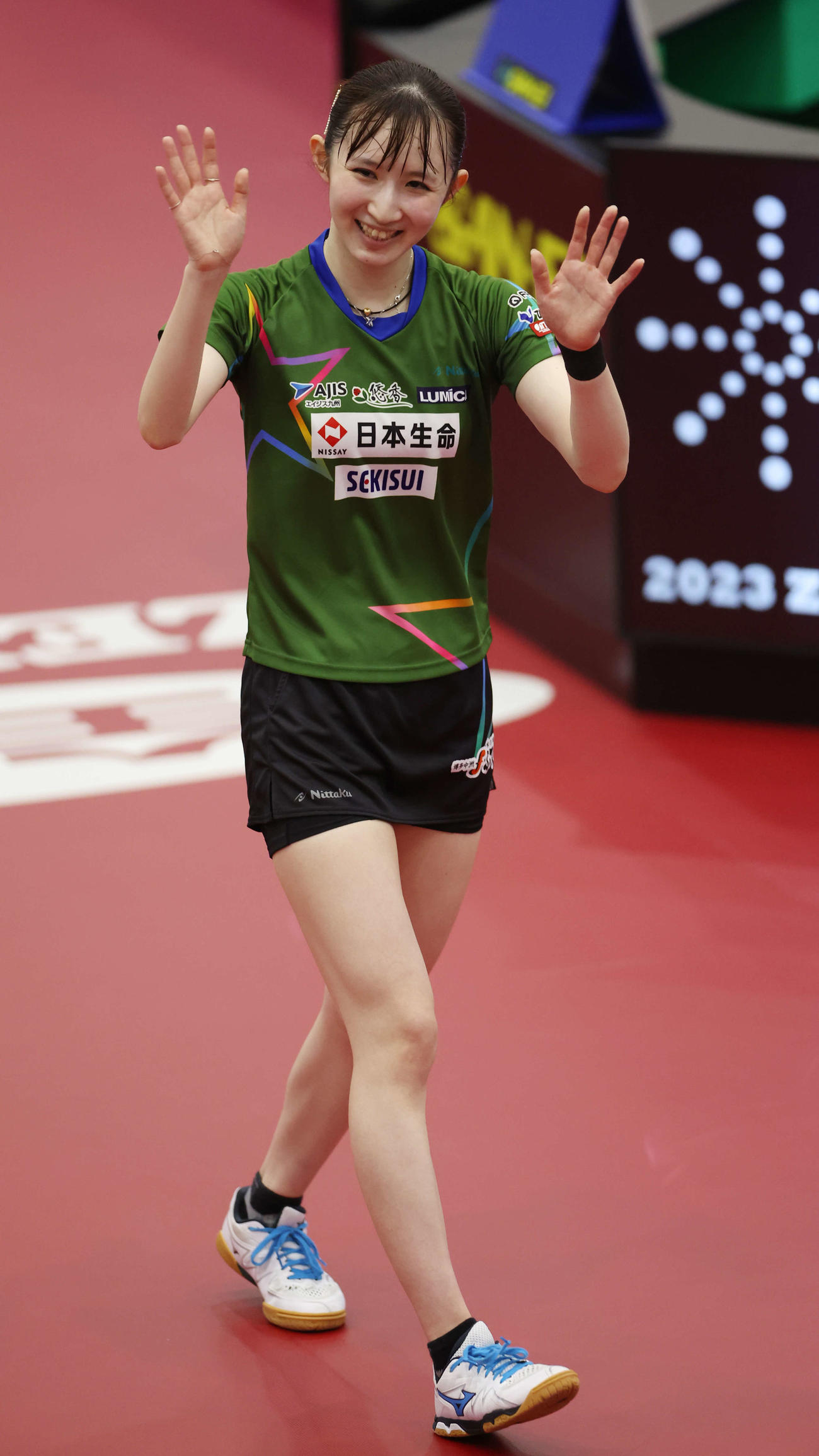 女子シングルス決勝　優勝を決め、笑顔で手を振る早田（撮影・宮地輝）