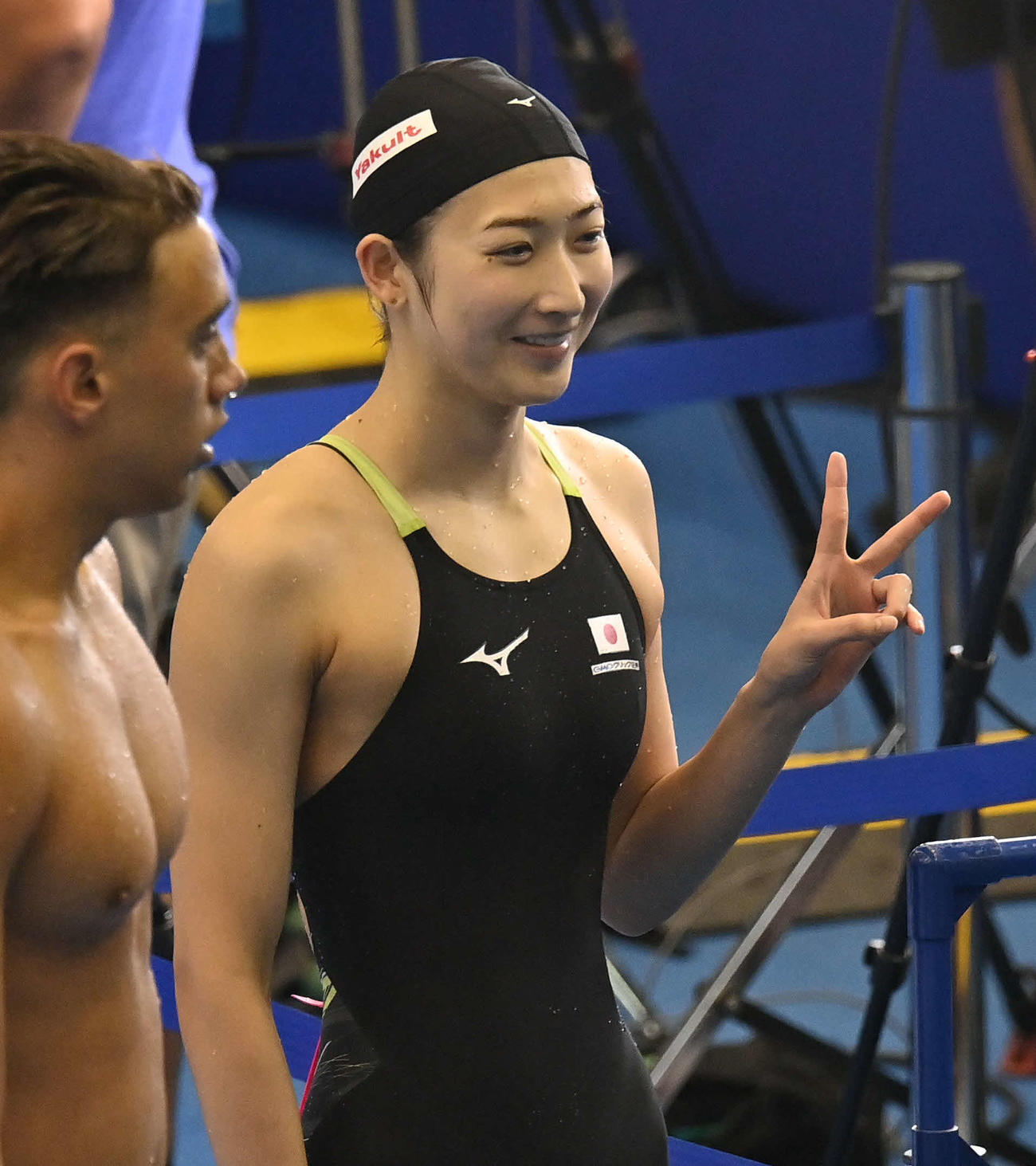 女子100メートルバタフライ予選　競技を終えてピースサインを見せる池江（撮影・岩下翔太）