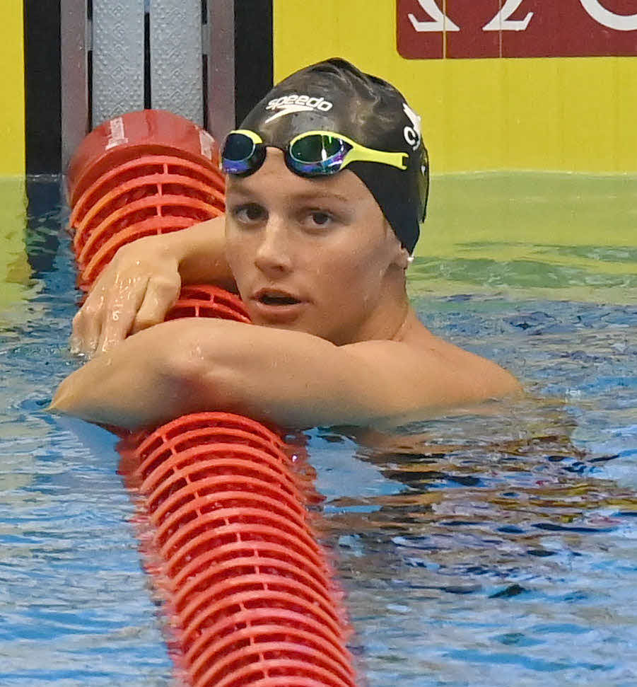 世界水泳2023福岡大会第10日　女子400メートル自由型予選、タイムを確認するサマー・マッキントッシュ（撮影・岩下翔太）