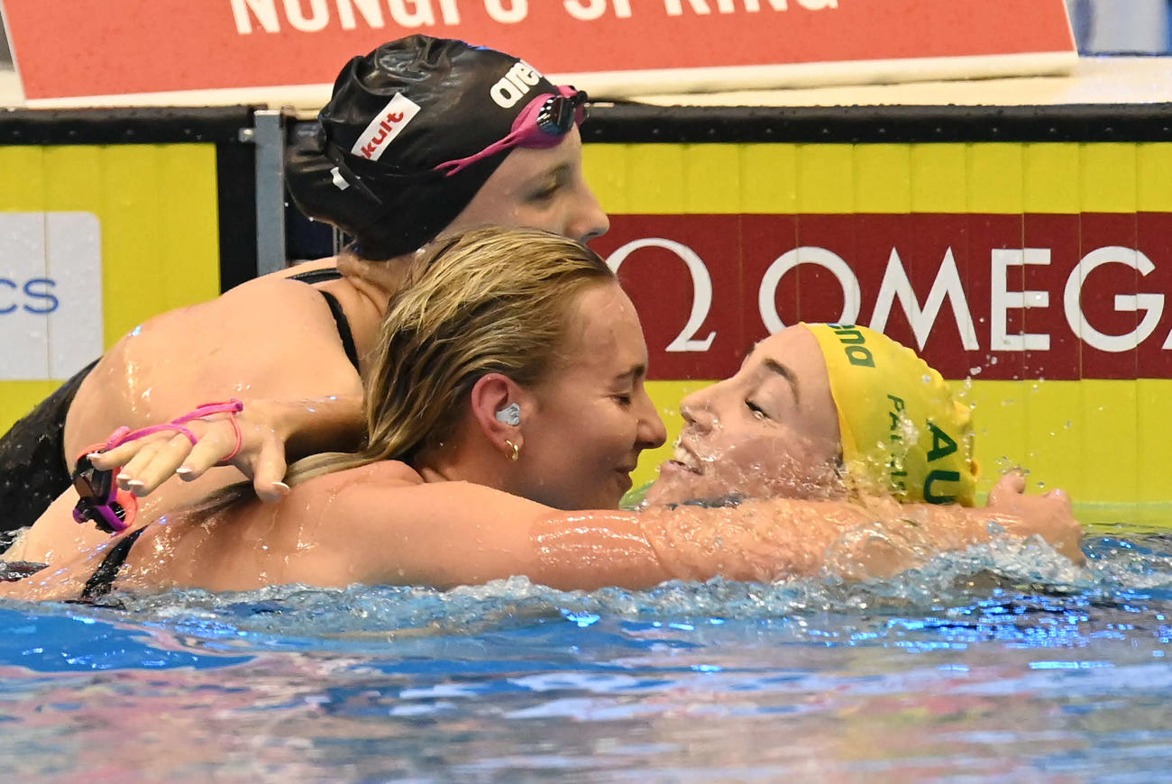 世界水泳2023福岡大会第10日　女子400メートル自由型決勝、世界新記録で優勝したアリアン・ティットマス（左から2人目）は、ラニ・パリスター（右）と抱き合って喜ぶ（撮影・岩下翔太）