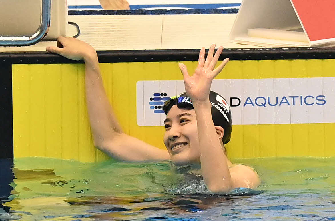 世界水泳2023福岡大会第10日　女子200メートル個人メドレー予選、観客に笑顔で手を振る大橋悠依（撮影・岩下翔太）