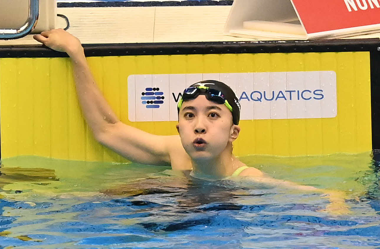 世界水泳2023福岡大会第10日　女子200メートル個人メドレー予選、タイムを確認する大橋悠依（撮影・岩下翔太）