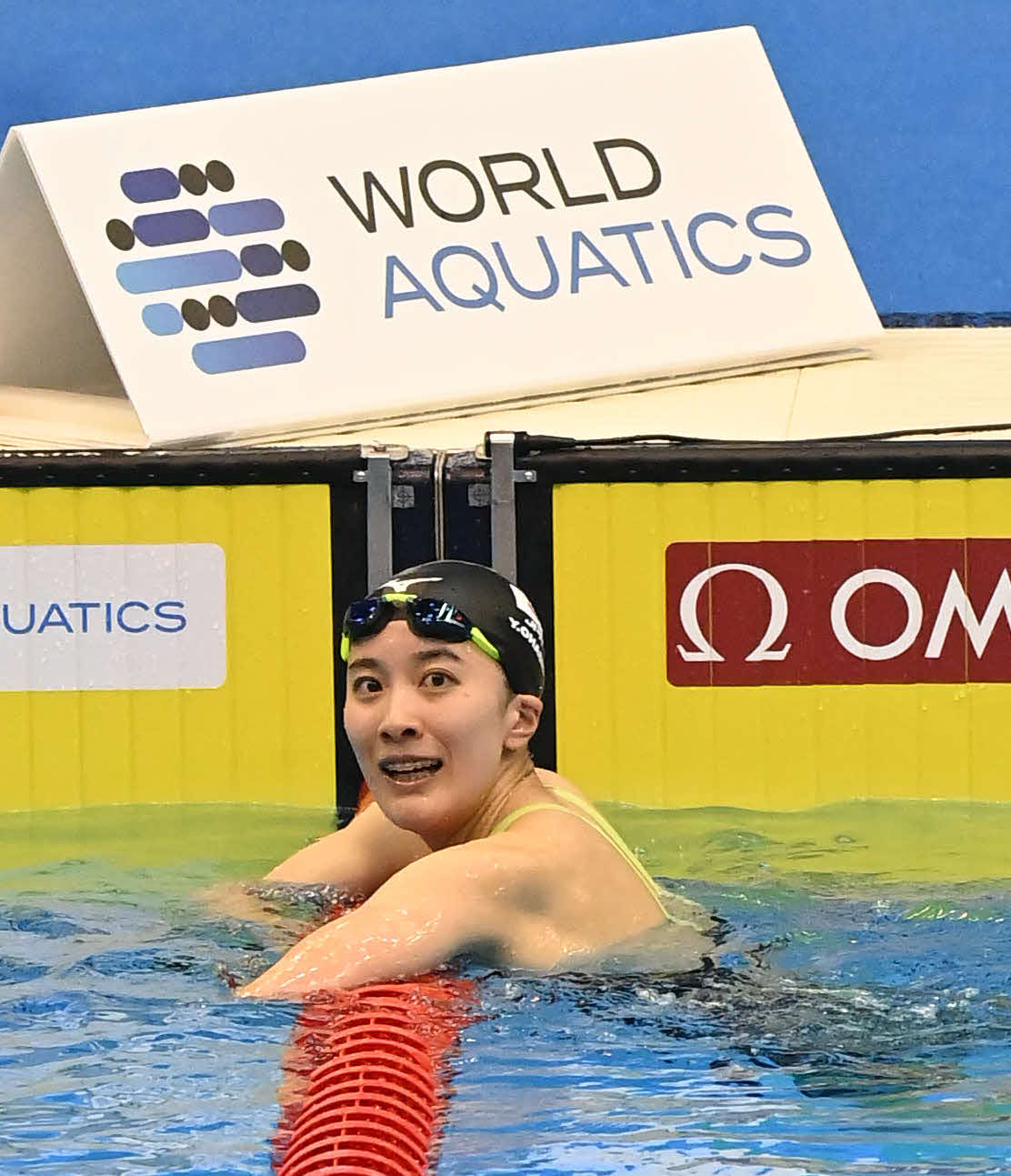 世界水泳2023福岡大会第10日　女子200メートル個人メドレー予選、タイムを確認する大橋悠依（撮影・岩下翔太）