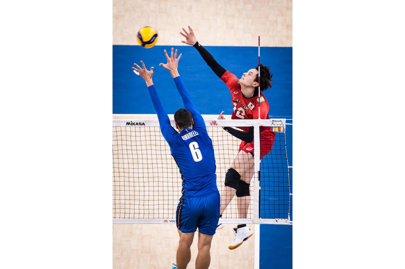 スパイクを打つ高橋藍（C）FIVB
