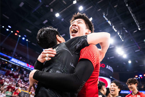 スタッフと抱き合う石川（C）FIVB