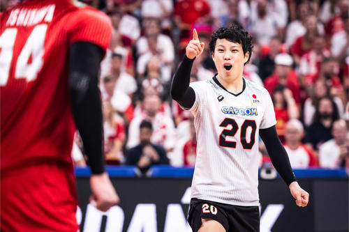 得点を喜ぶ山本（C）FIVB