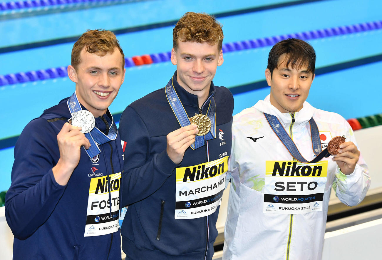 男子400メートル個人メドレーで3位の瀬戸（右）は、金メダルのマルシャン（中央）、銀メダルのフォスターとともに銅メダルを掲げる（撮影・岩下翔太）