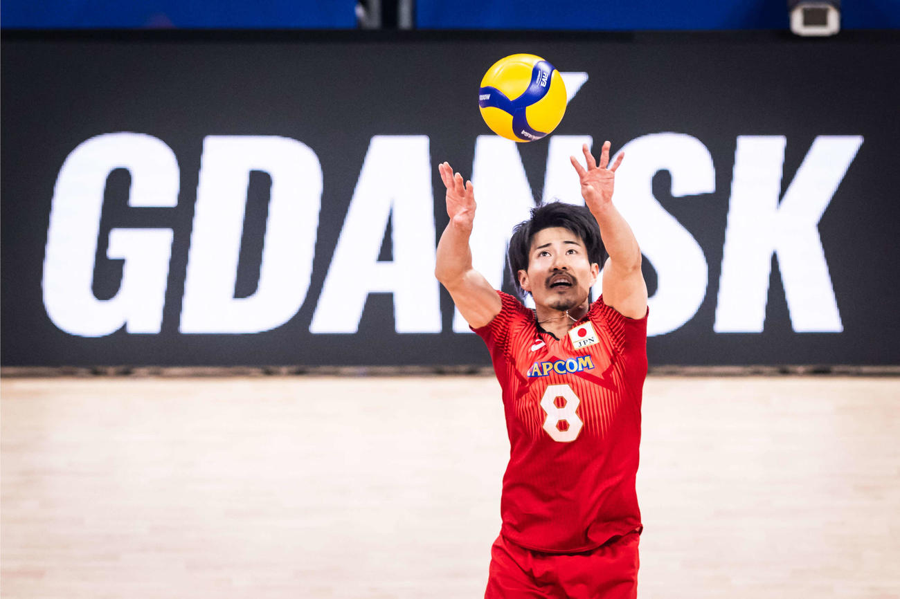 トスを上げる関田（C）FIVB