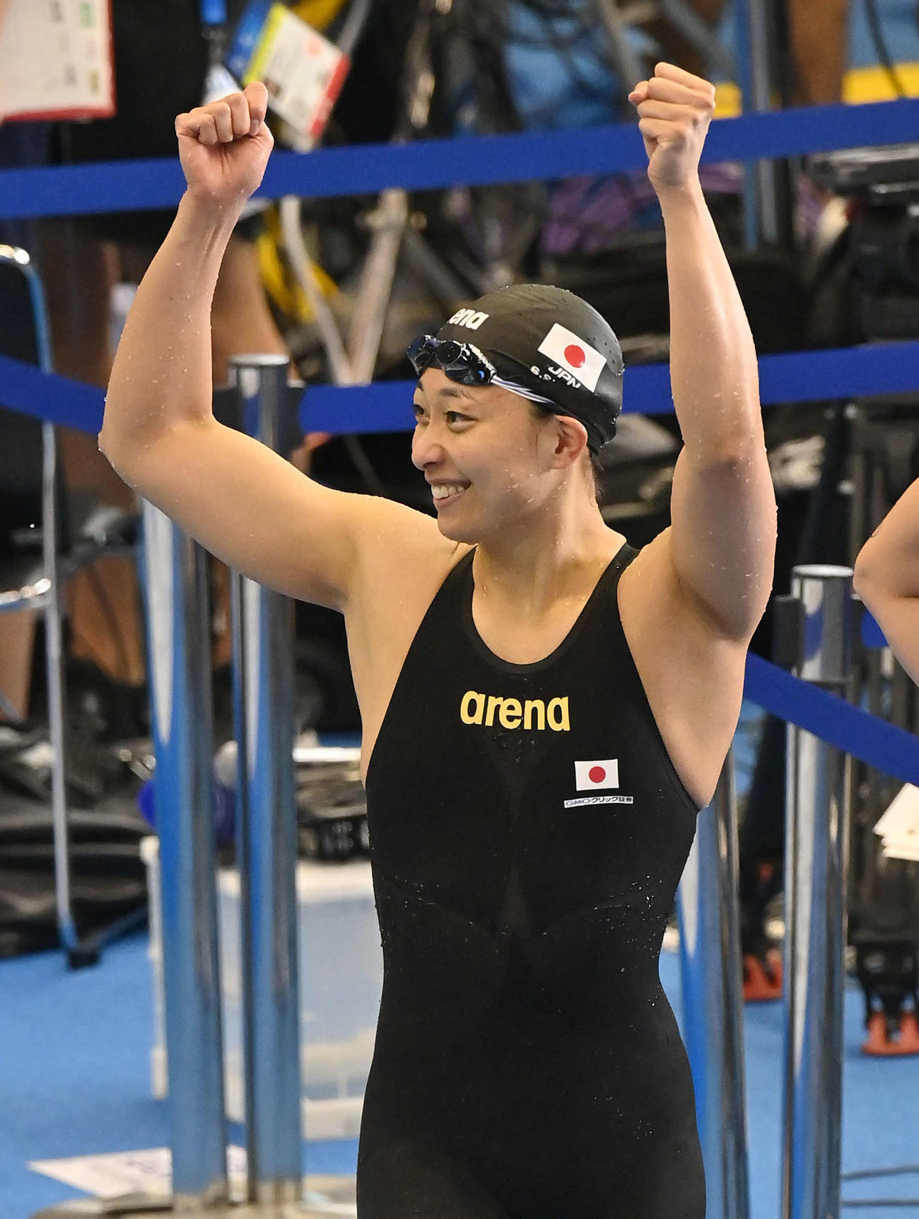 世界水泳2023福岡大会第11日　女子100メートル平泳ぎ予選、第4組で1着となった鈴木聡美は、客席に向かって笑顔でガッツポーズしながら引き揚げる（撮影・岩下翔太）