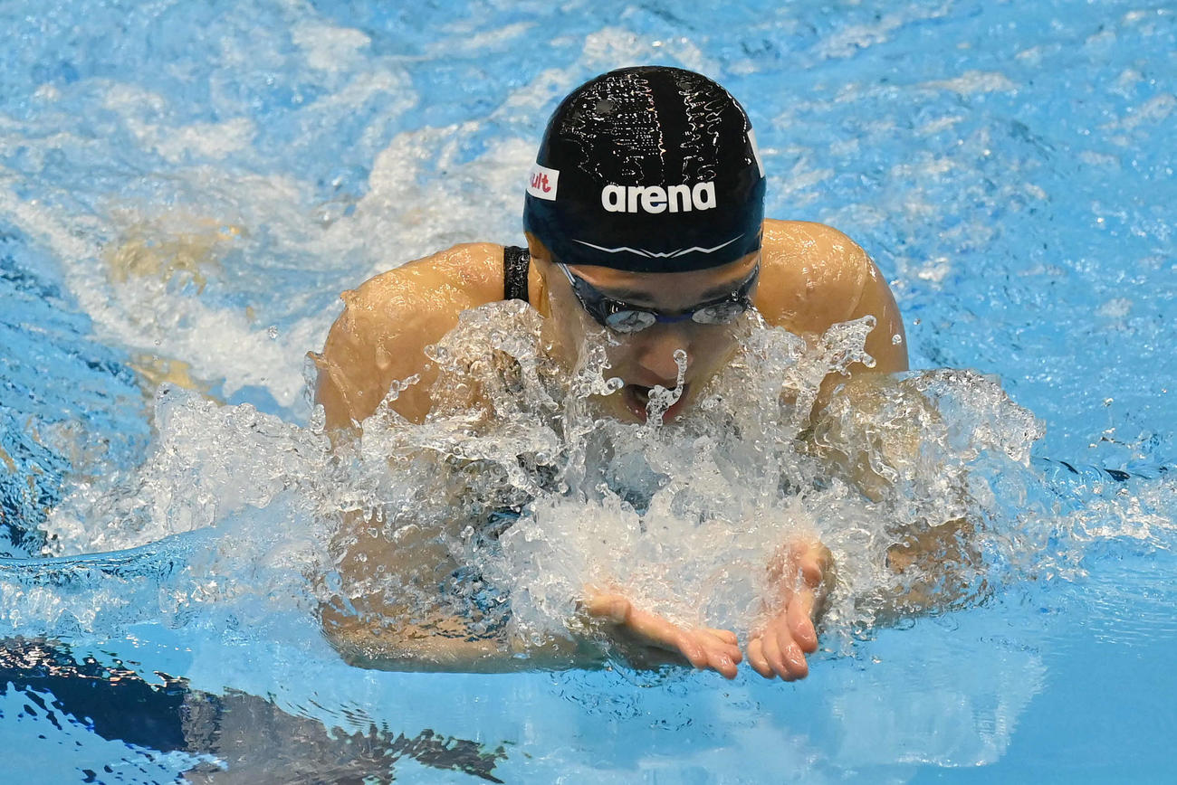 世界水泳2023福岡大会第11日　女子100メートル平泳ぎ予選で力泳する鈴木聡美（撮影・岩下翔太）