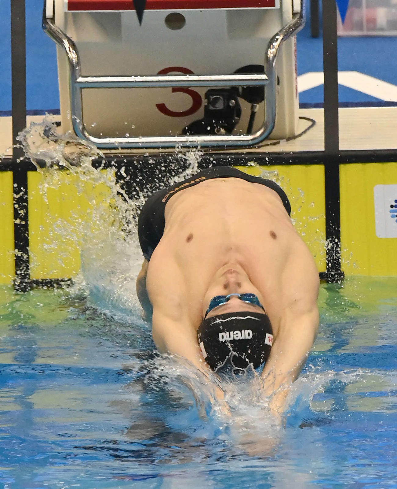 世界水泳2023福岡大会第11日　男子100メートル背泳ぎ予選、スタートをきる入江陵介（撮影・岩下翔太）