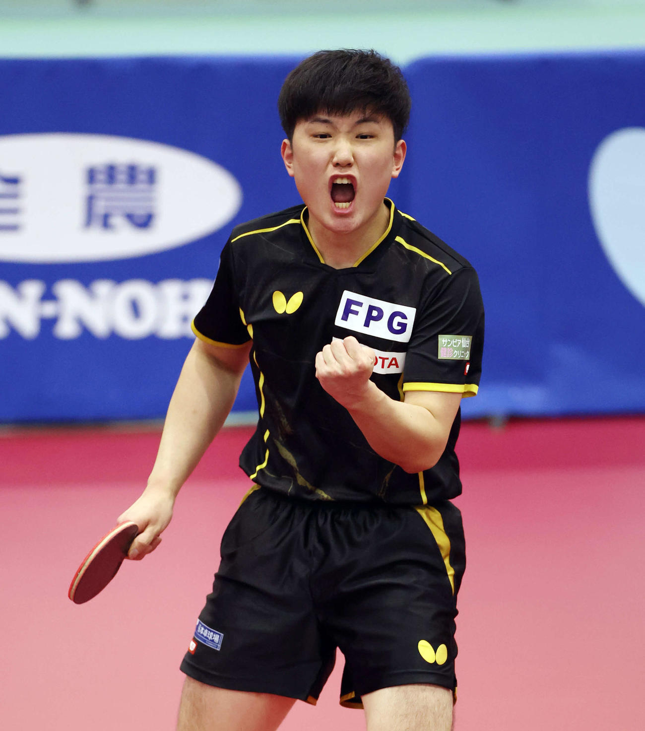 23日の男子シングルス決勝　ポイントを奪い雄たけびを上げる張本（撮影・宮地輝）
