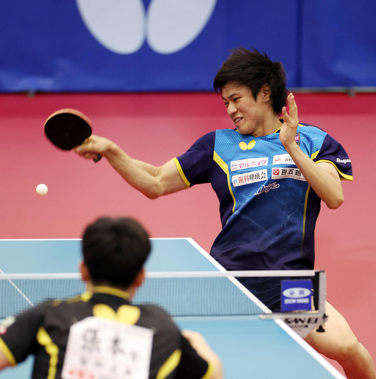 23日の男子シングルス決勝　フォアハンドドライブを放つ戸上（撮影・宮地輝）