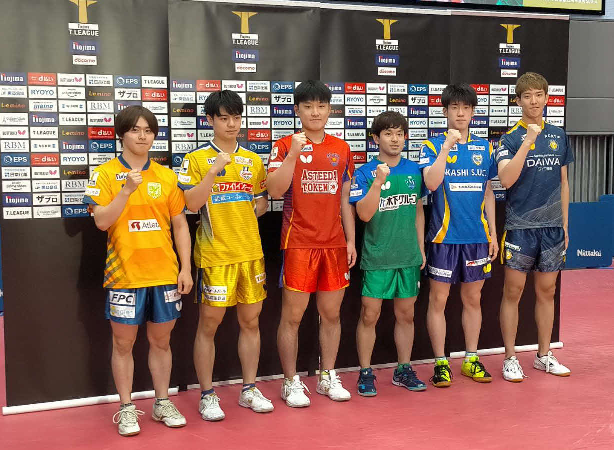 今季から2チーム増で6チームとなったTリーグ男子の選手ら。左から3人目が張本