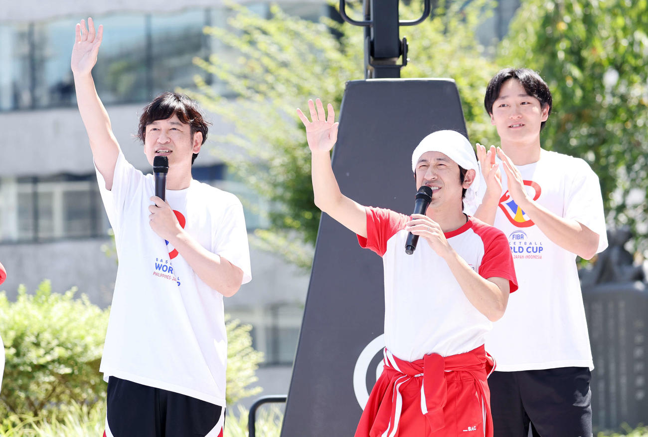 バスケW杯1カ月前イベントに参加した田中直樹（左）とカジサック（撮影・鈴木正人）