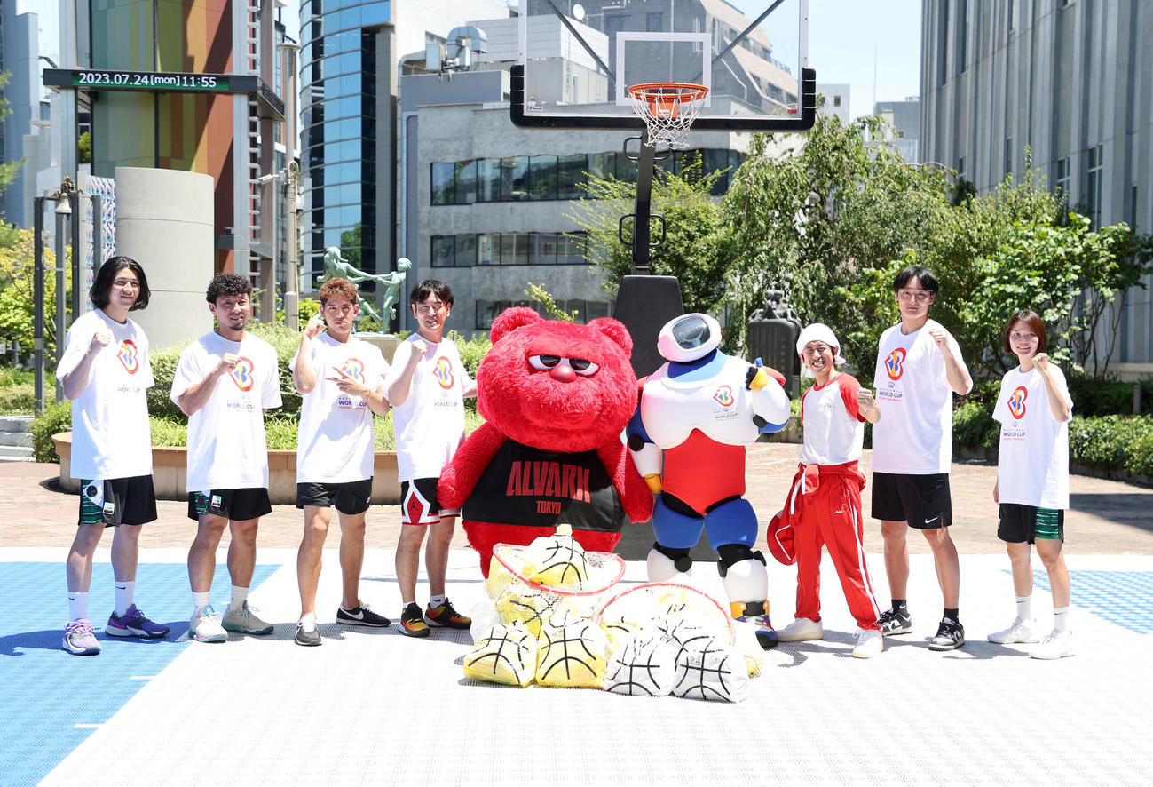 バスケW杯1カ月前イベントに参加した、左から黒田亘、鈴木慶太、ベンドラメ礼生、田中直樹、カジサック、田中大貴、藤岡麻菜美（撮影・鈴木正人）