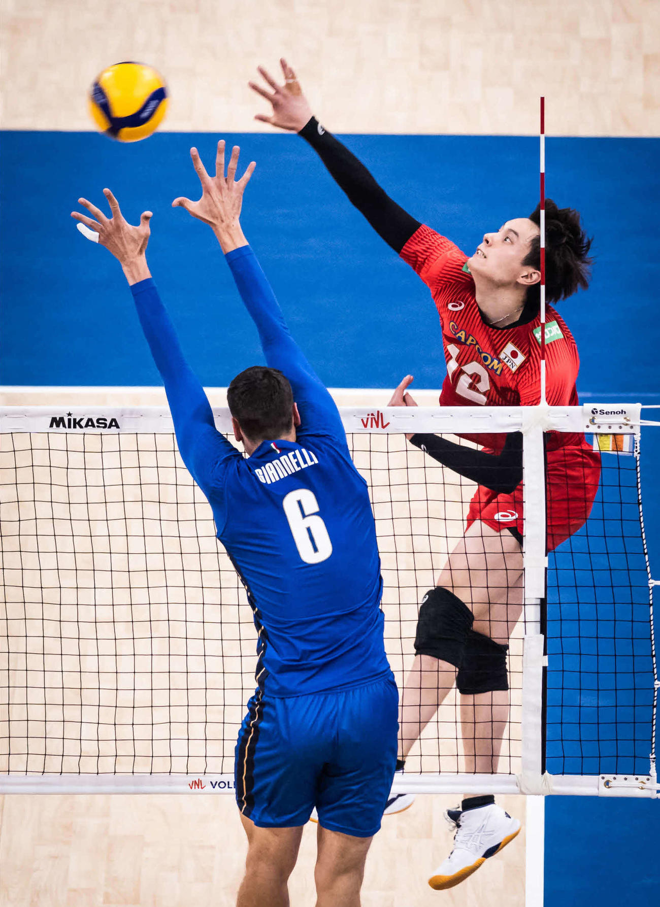 日本対イタリア　スパイクを打つ高橋藍（C）FIVB