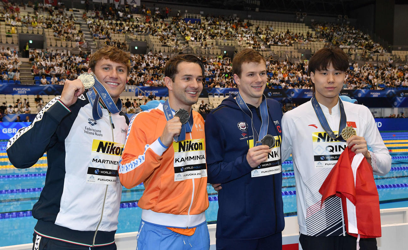 世界水泳2023福岡大会第11日　男子100メートル平泳ぎ、金メダルの覃海洋（右端）、銀メダルの左からマルティネンギ、カミンガ、フィンク（撮影・岩下翔太）