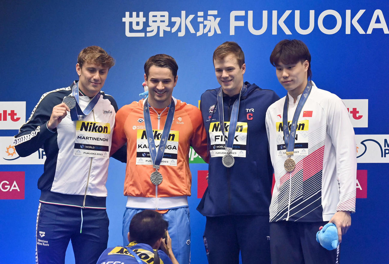 世界水泳2023福岡大会第11日　男子100メートル平泳ぎで金メダルの覃海洋（右端）、銀メダルの左からマルティネンギ、カミンガ、フィンク（撮影・岩下翔太）