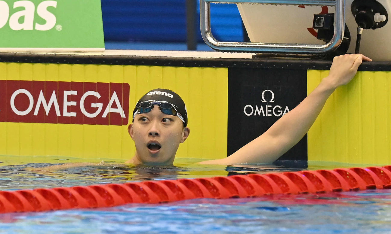 世界水泳2023福岡大会第11日　女子100メートル平泳ぎ準決勝、タイムを確認する鈴木聡美（撮影・岩下翔太）