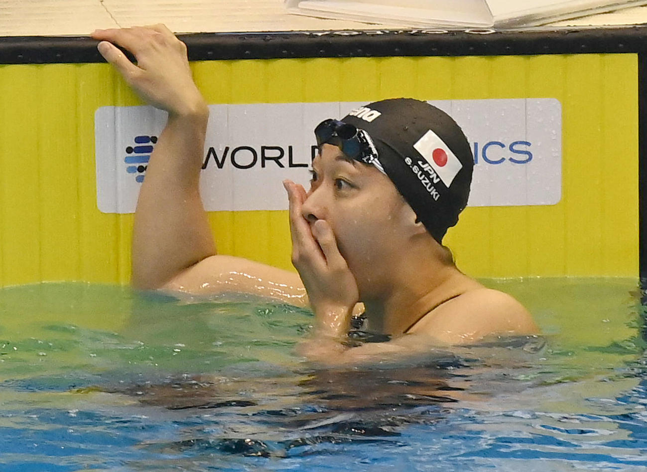 世界水泳2023福岡大会第11日　女子100メートル平泳ぎ予選、自己ベストを更新して1着となった鈴木聡美は驚きの表情を見せる（撮影・岩下翔太）