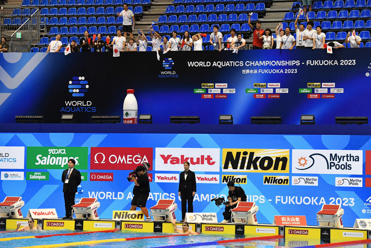 世界水泳2023福岡大会第11日　男子200メートル自由形準決勝のスイムオフで松元克央がフェリックス・オーボックに敗れ、肩を落とす日本選手団（撮影・岩下翔太）