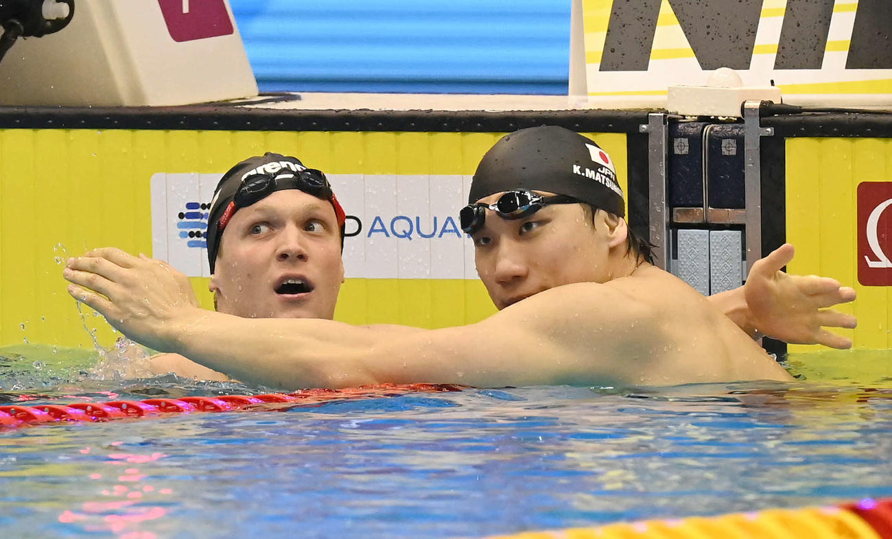 世界水泳2023福岡大会第11日　男子200メートル自由形準決勝のスイムオフでフェリックス・オーボック（左）に敗れ、健闘をたたえ合う松元克央（撮影・岩下翔太）