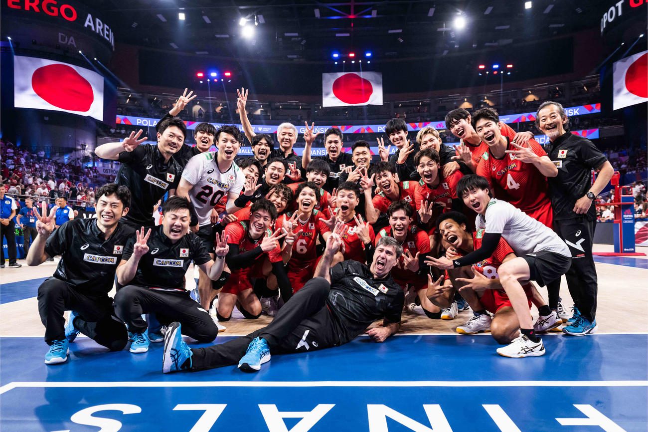 日本対イタリア　勝利を喜ぶ龍神NIPPON（C）FIVB