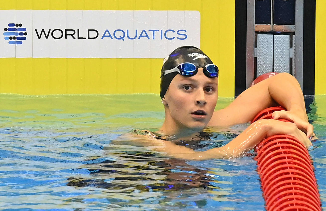 世界水泳2023福岡大会第12日　女子200メートル自由形予選、タイムを確認するサマー・マッキントッシュ（撮影・岩下翔太）