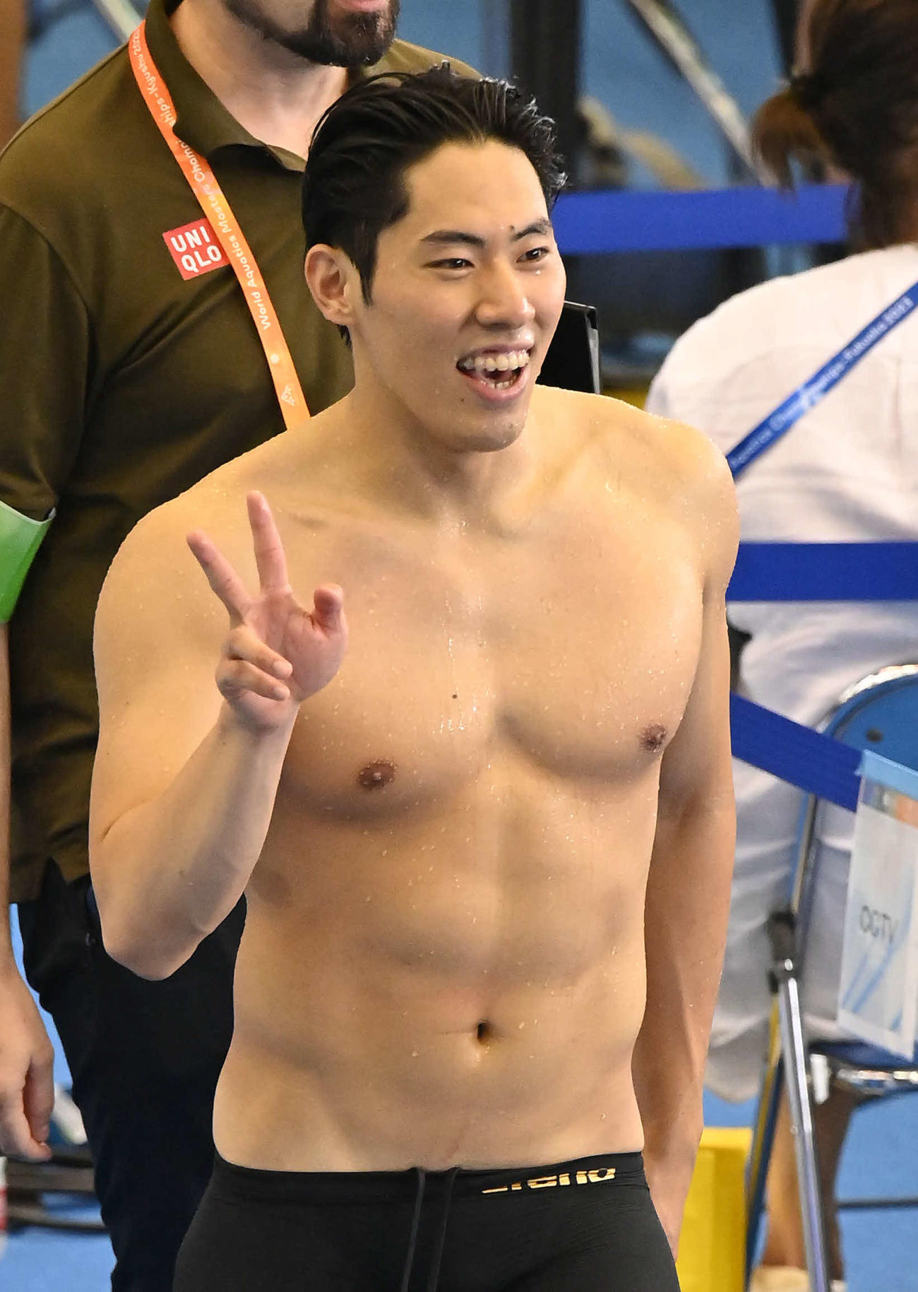 世界水泳2023福岡大会第12日　男子200メートルバタフライ予選、予選トップ通過を決め、笑顔でピースサインを見せながら引き揚げる本多灯（撮影・岩下翔太）