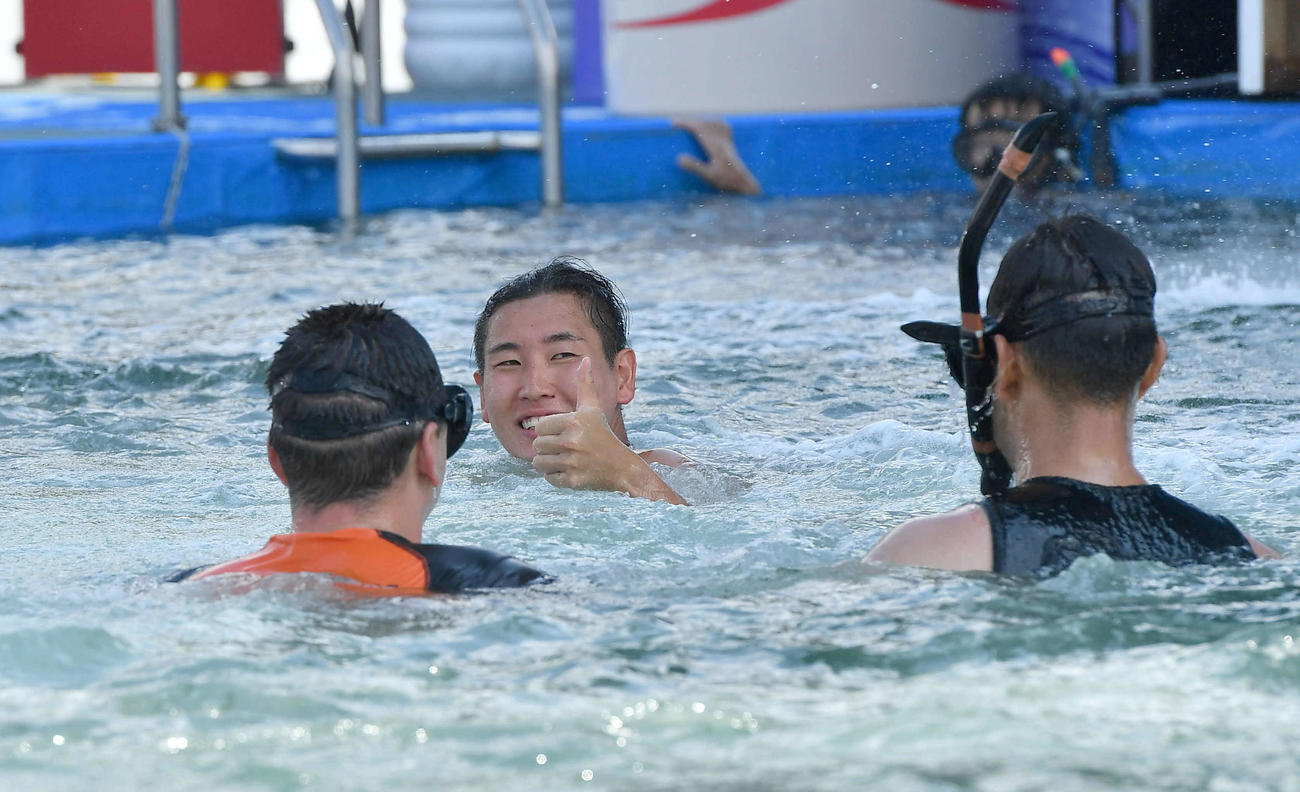 世界水泳2023福岡大会第12日　男子ハイダイビング予選、1本目の演技で着水し、サムアップポーズを見せる荒田恭兵（撮影・岩下翔太）