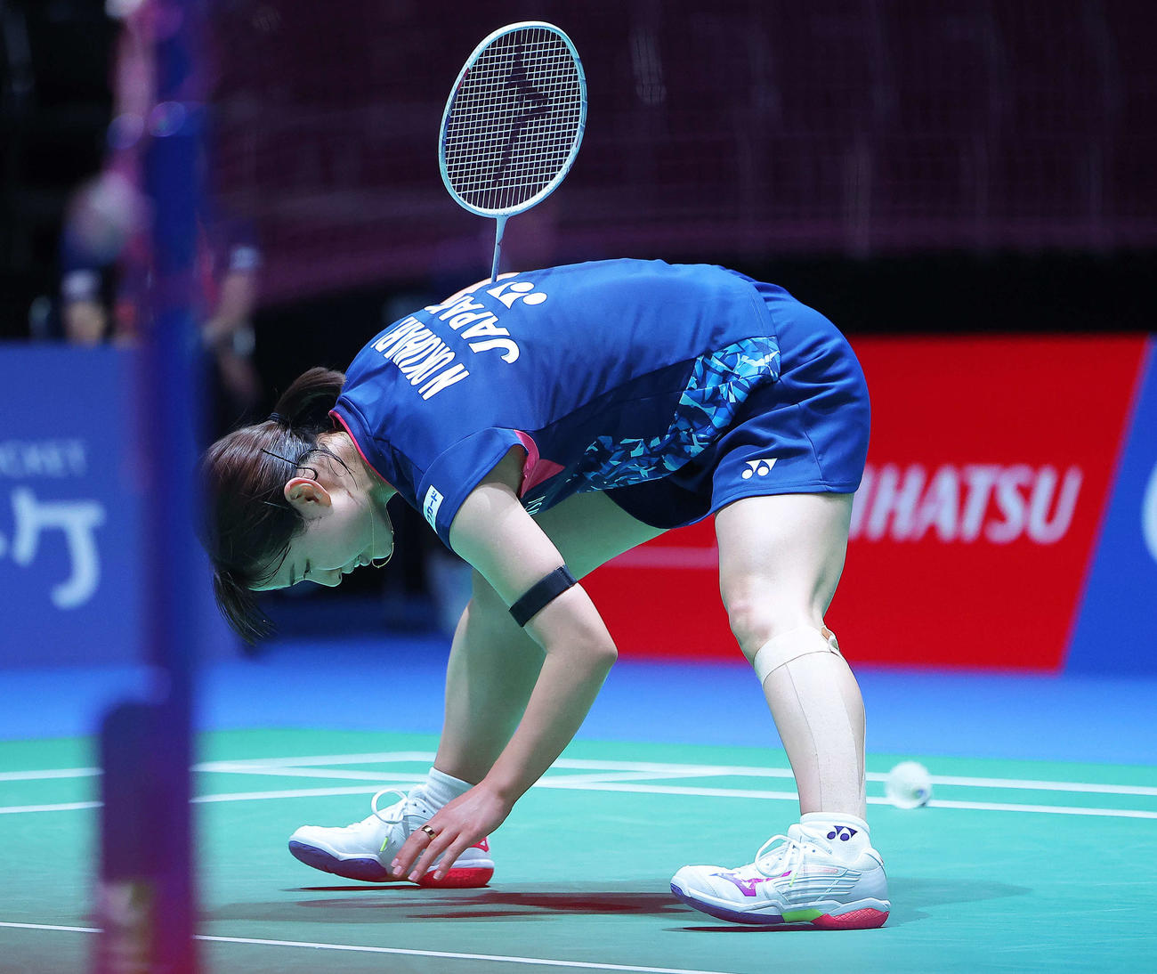 1回戦、ポイントされコートを見つめる奥原（撮影・河田真司）
