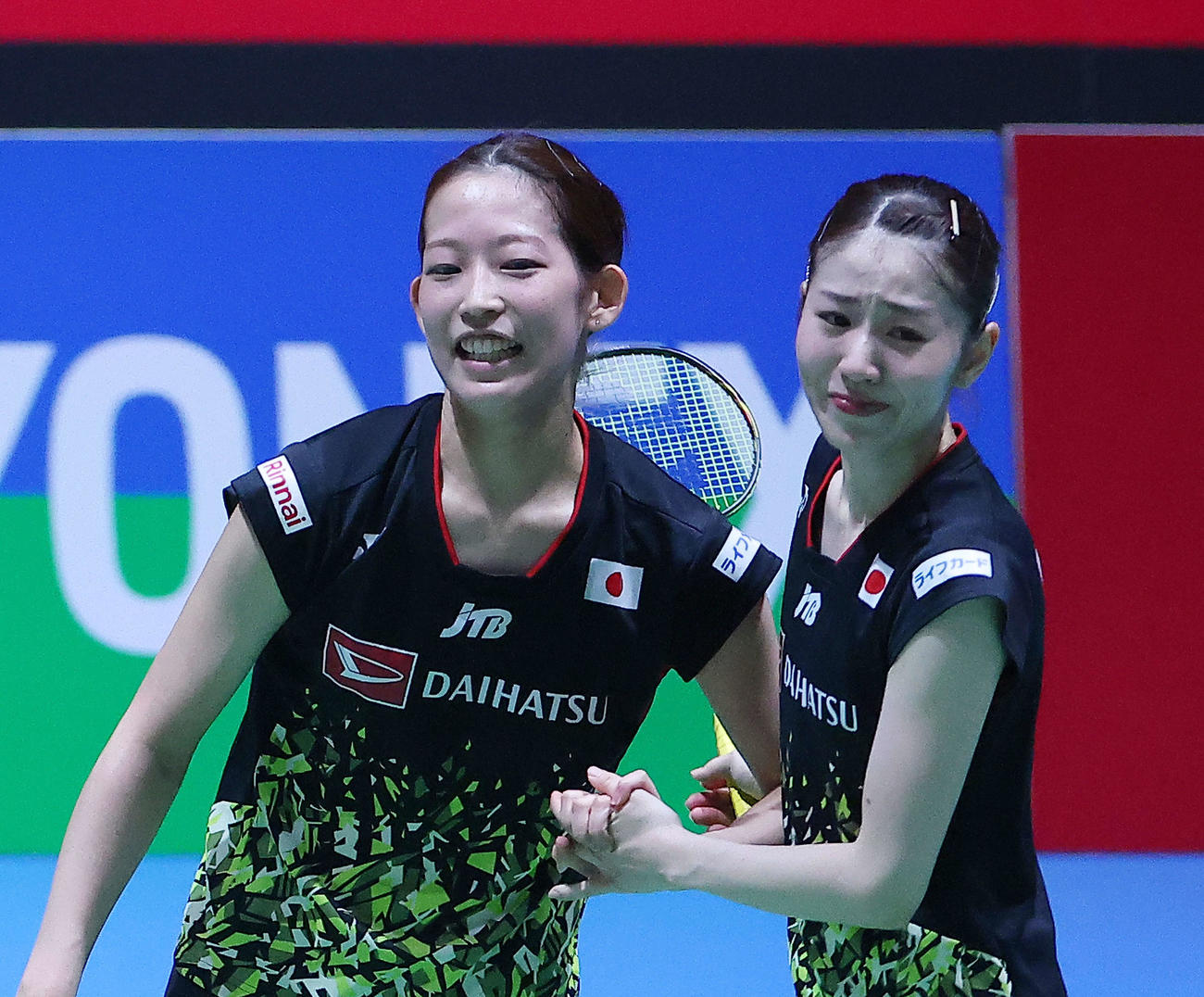 女子ダブルス1回戦　インドのガヤトゥリ・ゴピチャンド・プラーラ、トゥリーサ・ジョリー組に勝利する松山、志田組（撮影・河田真司）