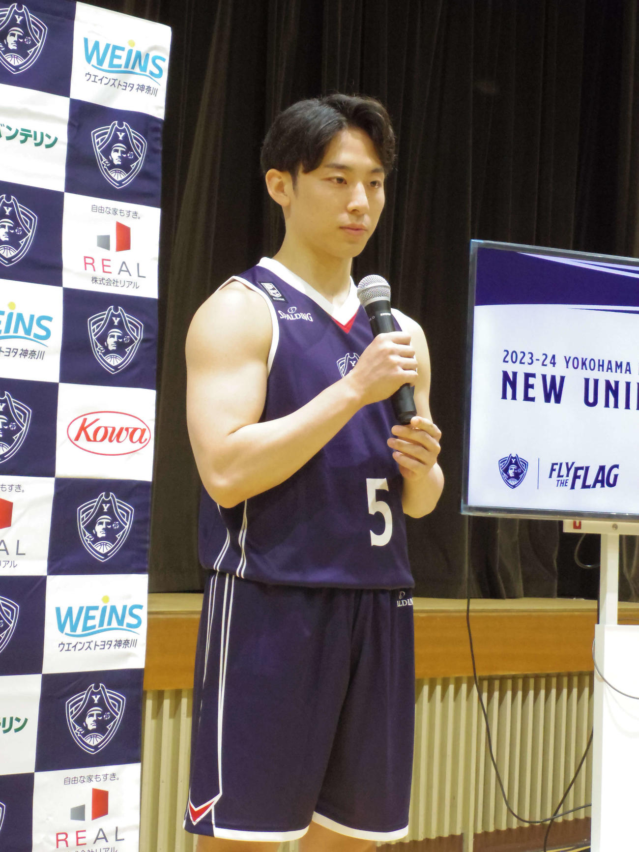 23－24年シーズンの新ユニホームをお披露目するB1横浜BCの河村