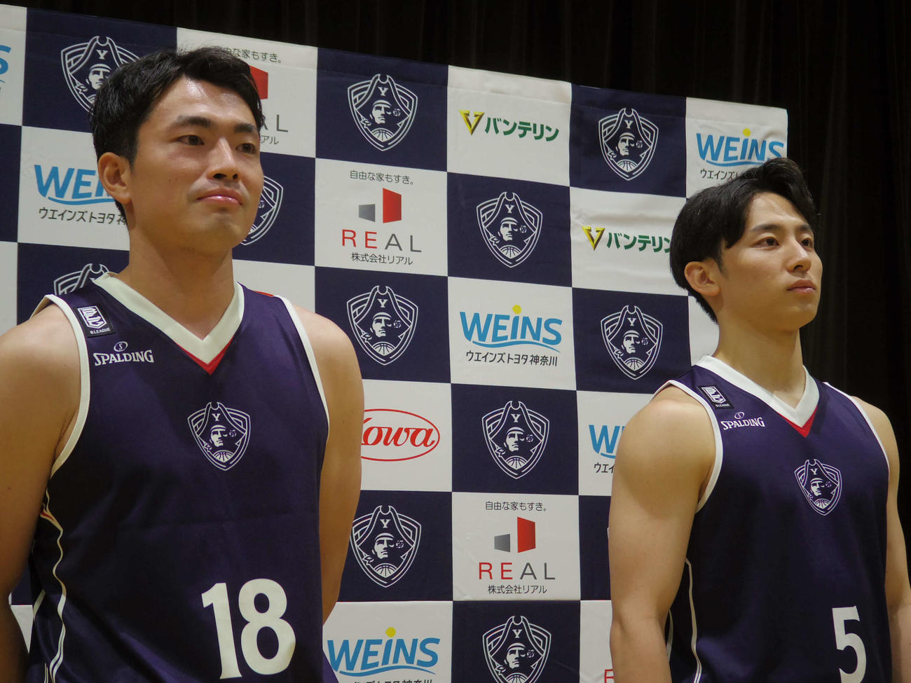 23－24年シーズンの新ユニホームをお披露目するB1横浜BCの森井主将（左）河村＝2023年7月25日
