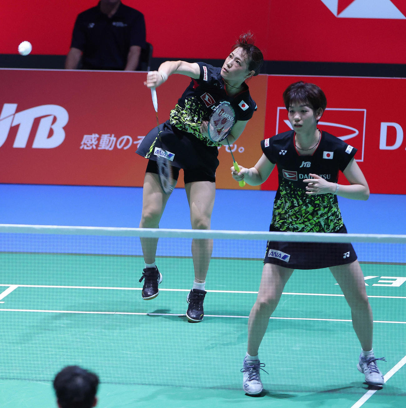 女子ダブルス1回戦　シャトルを返す福島（左）、広田組（撮影・河田真司）