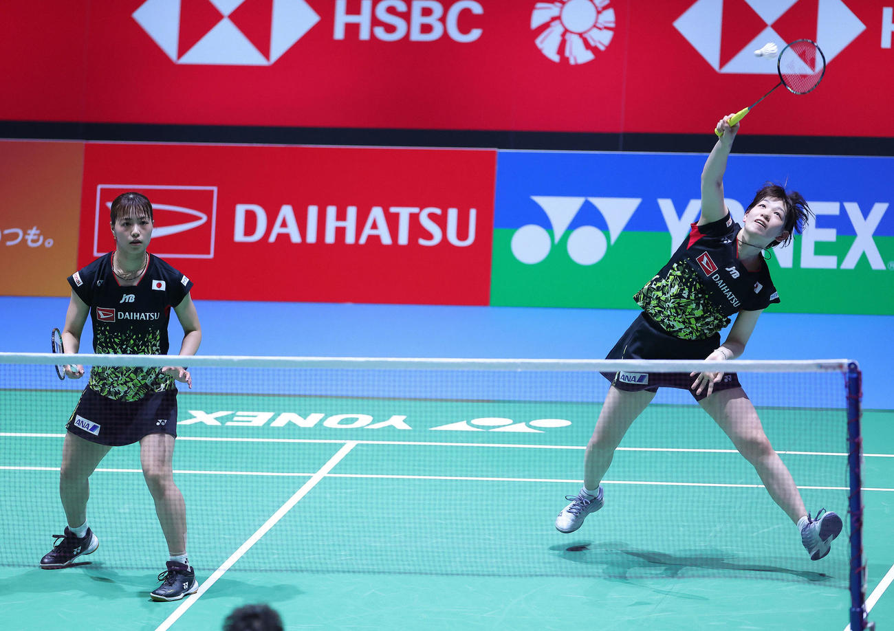 女子ダブルス1回戦　シャトルを返す福島（左）、広田組（撮影・河田真司）