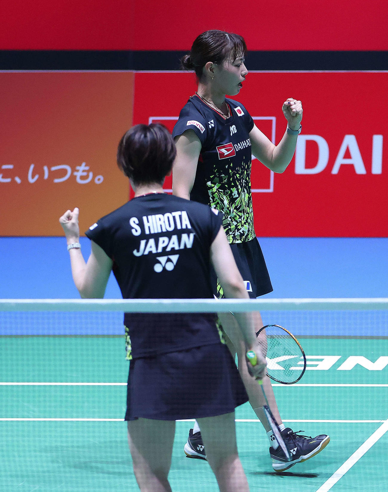 女子ダブルス1回戦　ポイントしガッツポーズする福島（奥）、広田組（撮影・河田真司）