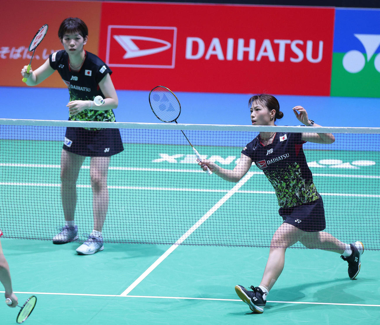 女子ダブルス1回戦　シャトルを返す広田（左）、福島組（撮影・河田真司）