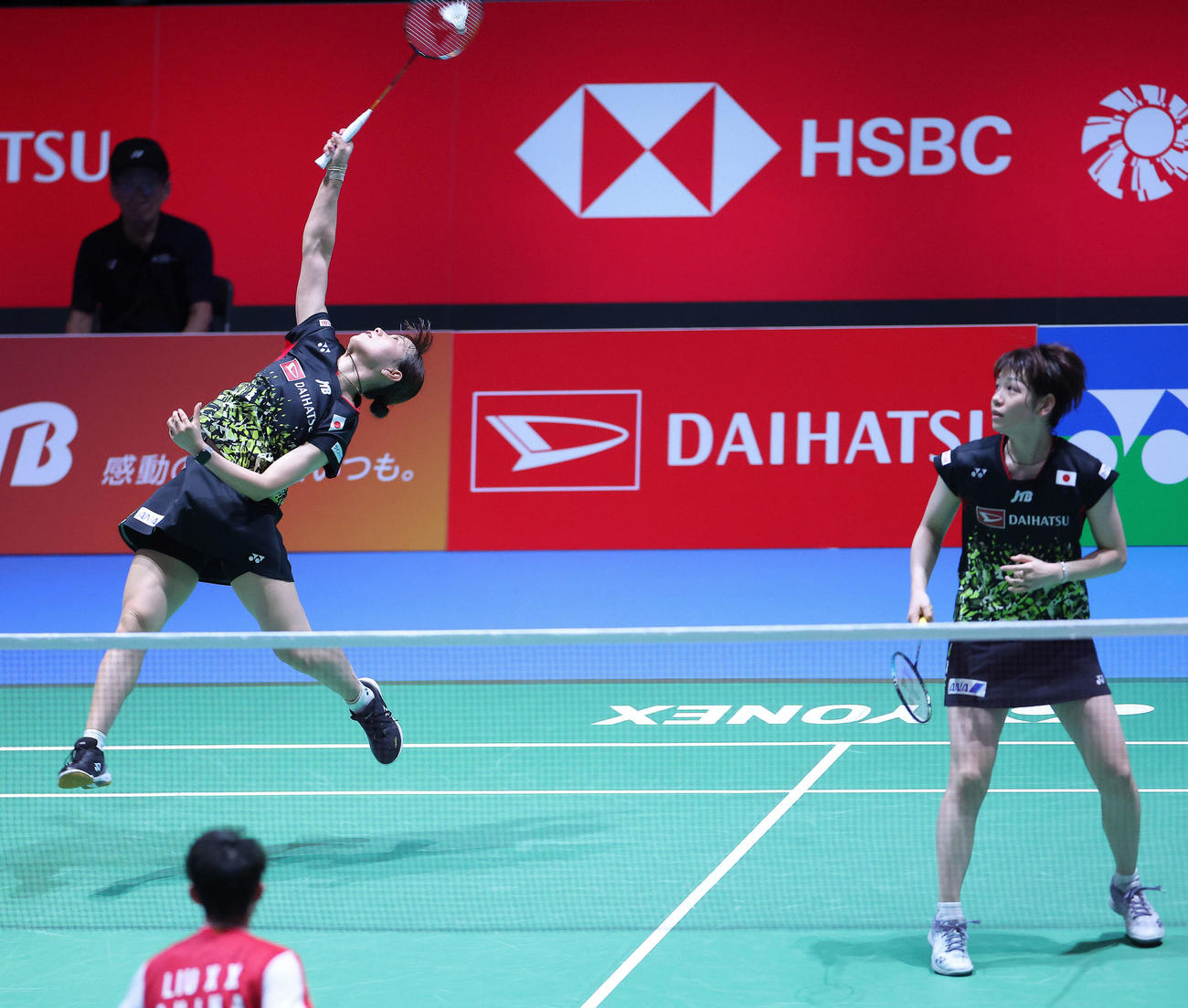 女子ダブルス1回戦　シャトルを返す福島（左）、広田組（撮影・河田真司）